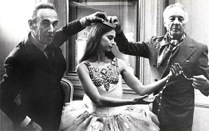 Пьер Арпель, танцовщица Сюзанна Фаррелл и балетмейстер Джордж Баланчин, встречают прессу в бутике Van Cleef & Arpels Нью-Йорка, чтобы объявить о премьере балета. 1967 год