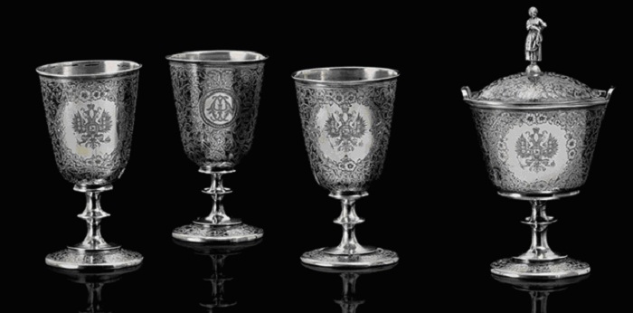 Три серебряных, покрытых черневым узором, бокала и чаша с крышкой.