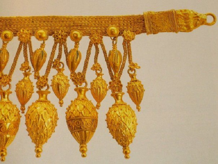 Ожерелье с тремя рядами амфоровидных подвесок. Золото