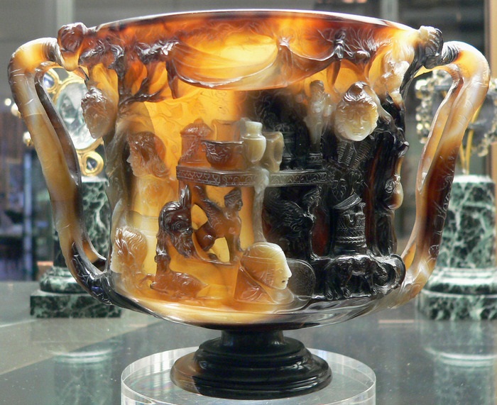 Кубок Птолемея. Двуручная чаша из оникса или халцедона с резьбой по типу камеи. Хранится в Национальной Библиотеке (Кабинет медалей), Париж. Высота 8.4 см, диаметр 12.5 см