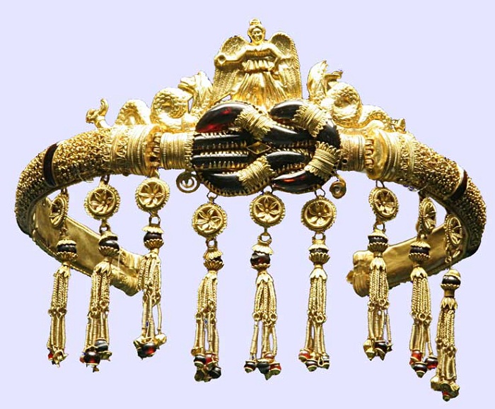 Диадема с изображением богини Ники и с «узлом Геркулеса». Золото, гранат. Использована техника филигрань