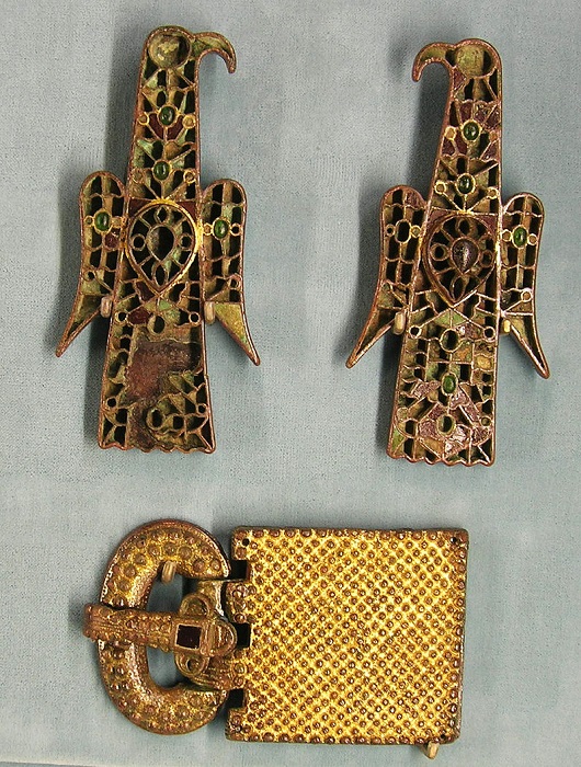 Две фибулы в форме орлов и золотая поясная пряжка; Musee de Cluny