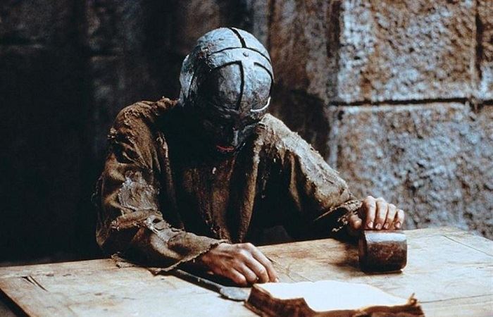По легенде человеку в маске разрешалось только читать Библию. /Фото: hdklaps.net