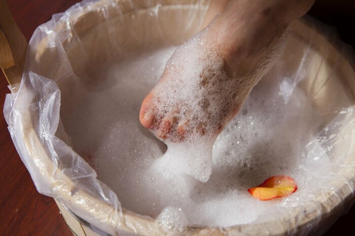 Хозяйственное мыло помогает от грибка  и мозолей на ногах. /Фото: gribokok.com