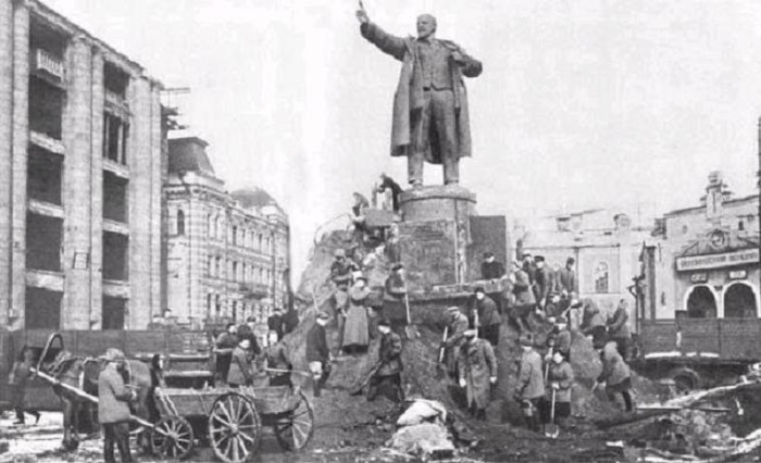 Памятник Ленину у Финляндского вокзала был установлен в Ленинграде в 1926 году. /Фото: forum.aroundspb.ru