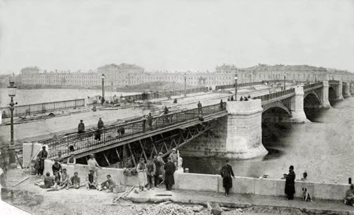 Возведение Литейного моста далось тяжело, были даже человеческие жертвы, но в 1879 году мост был торжественно открыт. /Фото: mktravelclub.ru