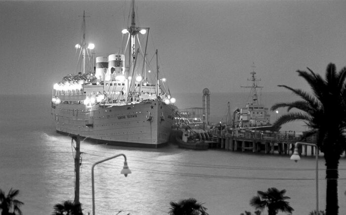 «Адмирал Нахимов» у причала в городском порту Сухуми. 20 июля 1965 года. /Фото: epron-pro.ru