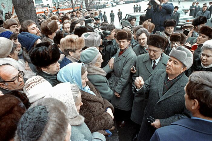 Горбачев часто «ходил в народ». /Фото: icdn.lenta.ru