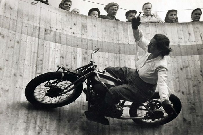 Княжна выдавала на мотоцикле смелые трюки. /Фото: moslenta.ru