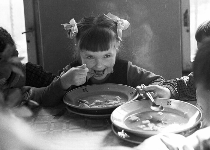 Детей учили съедать все, что на тарелке. /Фото: i.pinimg.com
