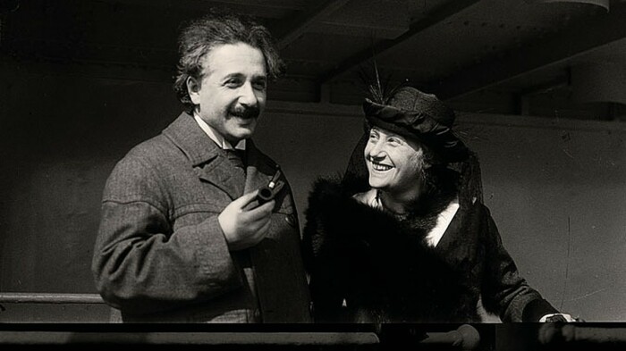 Коненкова появилась в период болезни и кончины жены Эйнштейна. /Фото: s12.stc.yc.kpcdn.net