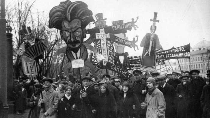 Антирелигиозная демонстрация у Александровского сада 1928. /Фото: cdni.rt.com