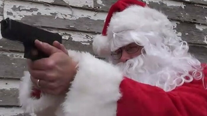 Дед Мороз, которому открыл дверь Ишунькин, оказался грабителем. /Фото: i.ytimg.com