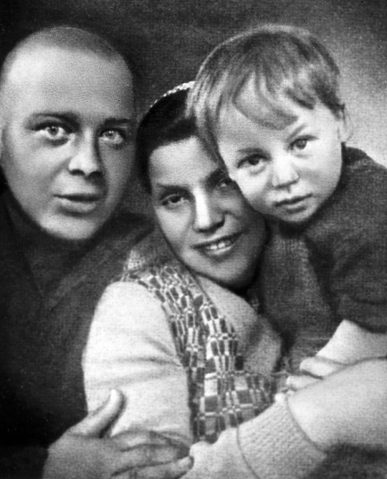 Аркадий Петрович Гайдар с сыном Тимуром и женой Лией Лазаревной Соломянской, 1929 год. /Фото: static1-repo.aif.ru