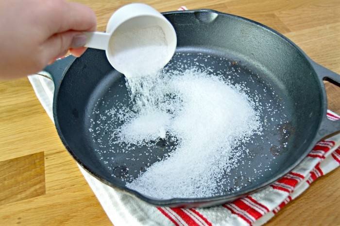 Соль поможет привести в порядок сковороду. /Фото: altay-pol.ru