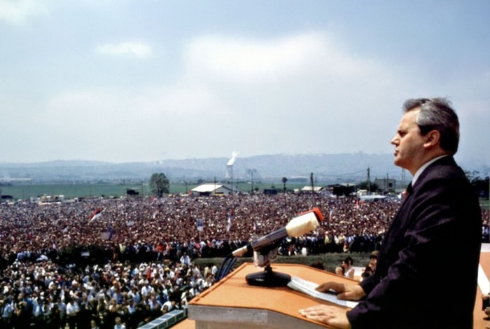 Милошевичу не помогла колоссальная поддержка населения. /Фото: sun9-7.userapi.com