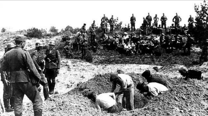 Фашисты заставляли смертников рыть себе могилы. /Фото: godnavitebsk.info