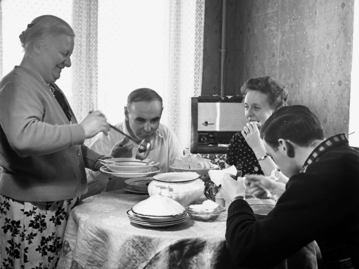 Во времена СССР к еде относились иначе, чем сегодня: она была не культом, а средством для существования и поддержания энергии. /Фото: yandex-images.clstorage.net
