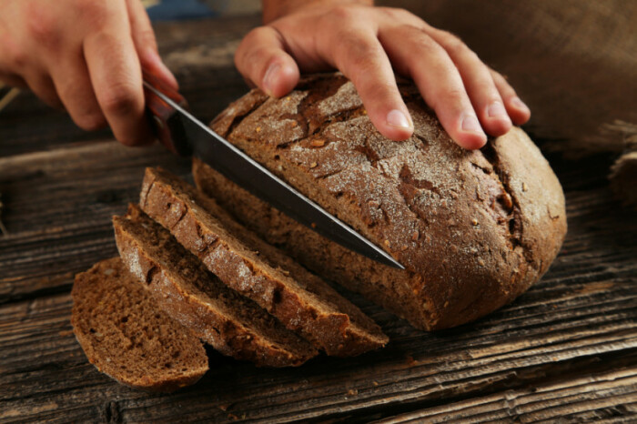 Резать хлеб должен был обязательно мужчина. /Фото: ymnyasha.ru
