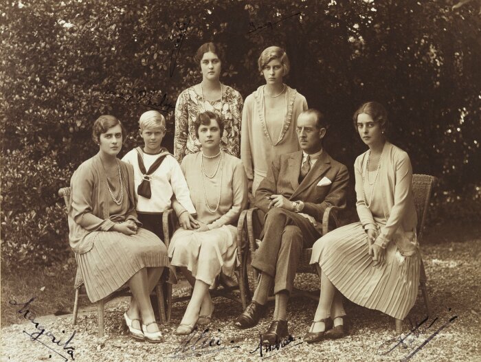 В кругу семьи, 1928 год. /Фото: rct.uk