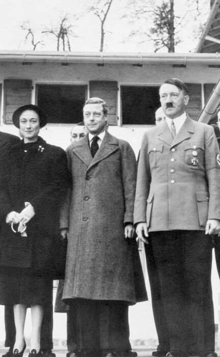 Эдуард и Гитлер. /Фото: cdn.mos.cms.futurecdn.net