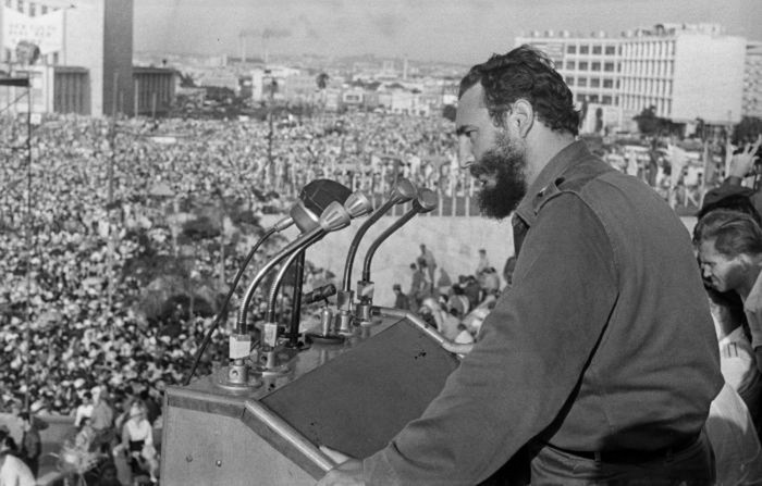 Фиделя Кастро повсюду сопровождала высококлассная свита охранников, спецов по взрывчаткам и медиков. /Фото: a.d-cd.net