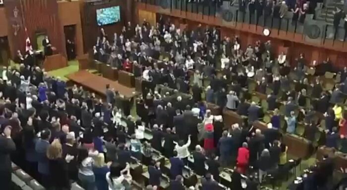Гунько рукоплескал весь парламентский зал. /Фото: ternopol-news.ru