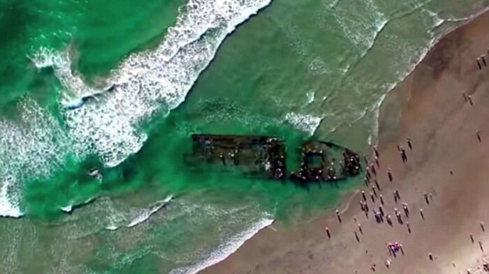 Прибитый к берегам  Калифорнии корабль оказался старым танкером. /Фото: cdn-st2.rtr-vesti.ru