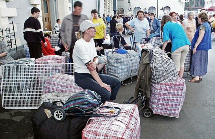 Клетчатые сумки стали символом челночной торговли. /Фото: i.mycdn.me