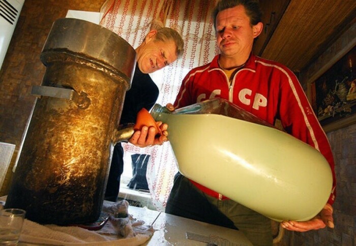 Люди  не только тащили с заводов спирт, но и гнали самогон. /Фото: image2.thematicnews.com