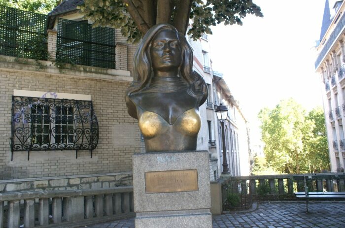 Памятник певице в Париже. /Фото: tunnel.ru