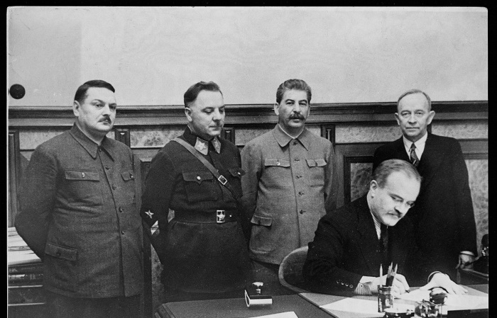 Молотов подписывает мирный договор с Финляндией. /Фото: ic.pics.livejournal.com
