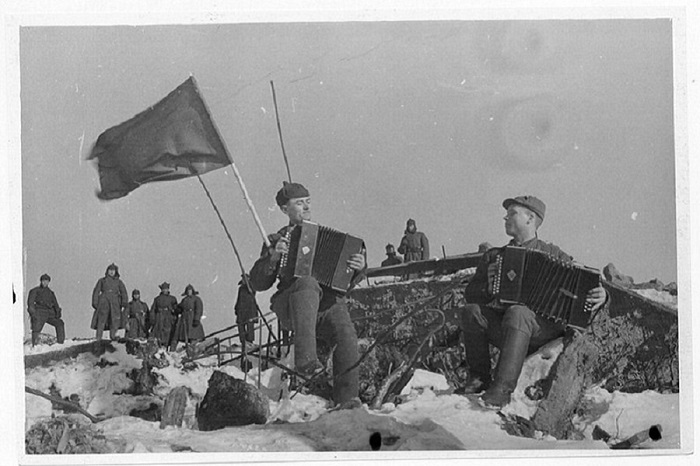 Красноармейцы празднуют прорыв линии Маннергейма, март, 1940. /Фото: mtdata.ru