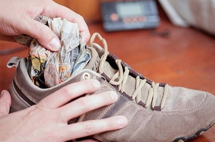Набитая газетами обувь высыхает, не теряя формы. /Фото: litmap.ru