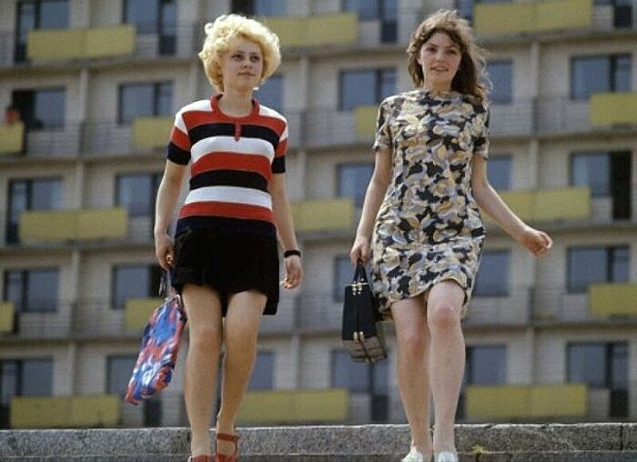 Странно, но мини платья в СССР носили многие, а вот мини юбки считались неприличными. /Фото: mtdata.ru