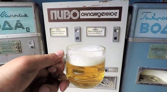 В автомате можно было купить разные напитки, даже пиво. /Фото: hi-news.ru