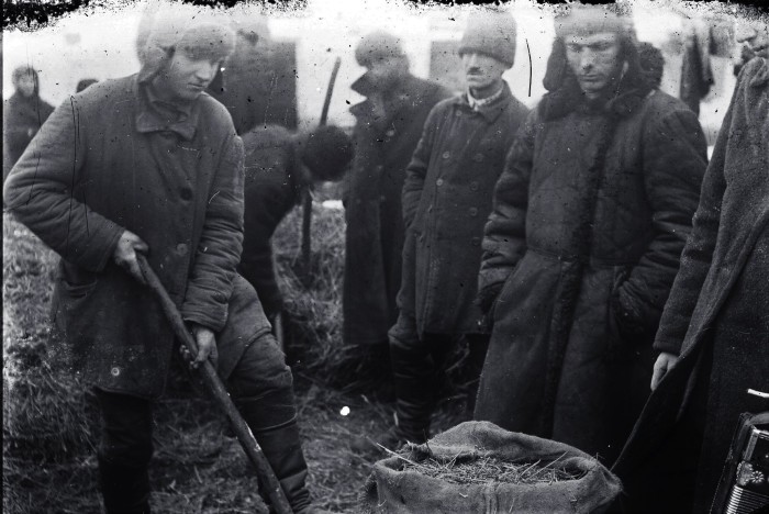 Понятые во дворе крестьянина при поиске хлеба в одном из сёл Гришинского района Донецкой области./Фото: wikipedia.org