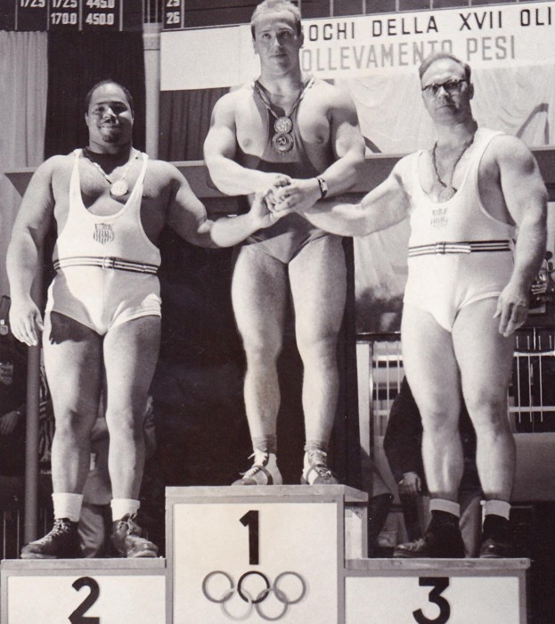 В 1961 году будучи 14-летним подростком Арнольд Шварценеггер впервые увидел Власова (на фото – в центре) на чемпионате мира по тяжёлой атлетике, а после того, как советский богатырь пожал юному Арнольду руку, тот твёрдо решил всерьёз заняться тяжёлой атлетикой, а после и бодибилдингом. /Фото: triboona.ru