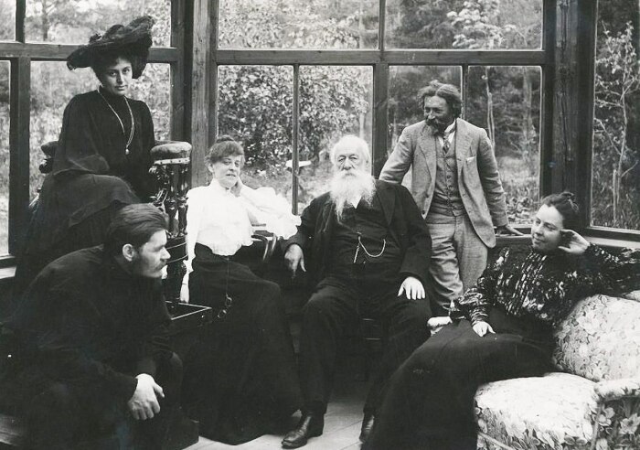 Репин с гостями в Пенатах, 1905-й. /Фото: upload.wikimedia.org