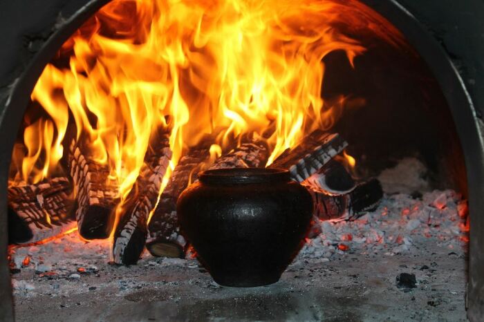 Подовинник – сухое полено, которое быстро сгорает. /Фото: politikus.ru
