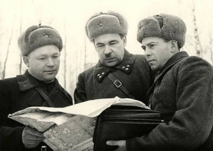 Командующий 5-й армией генерал-лейтенант артиллерии Л.А.Говоров (в центре) с подчиненными командирами. Декабрь 1941 г. /Фото: i.pinimg.com