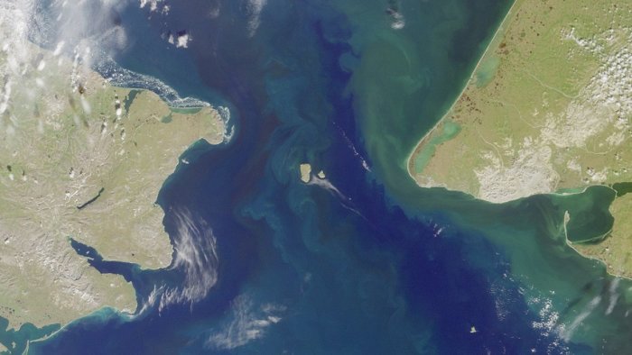 Берингов пролив — фотография со спутника./Фото: imag.one