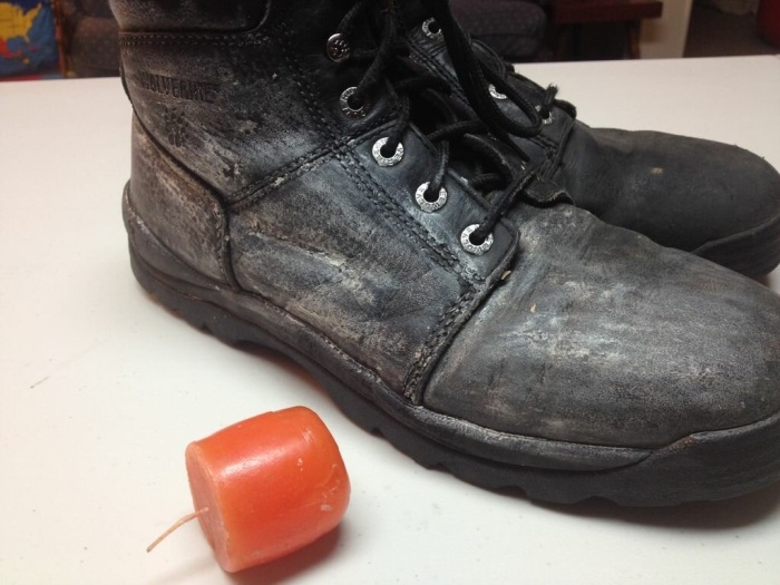 Чтобы обувь не промокала, ее натирали свечкой. /Фото: homo-expertus.ru