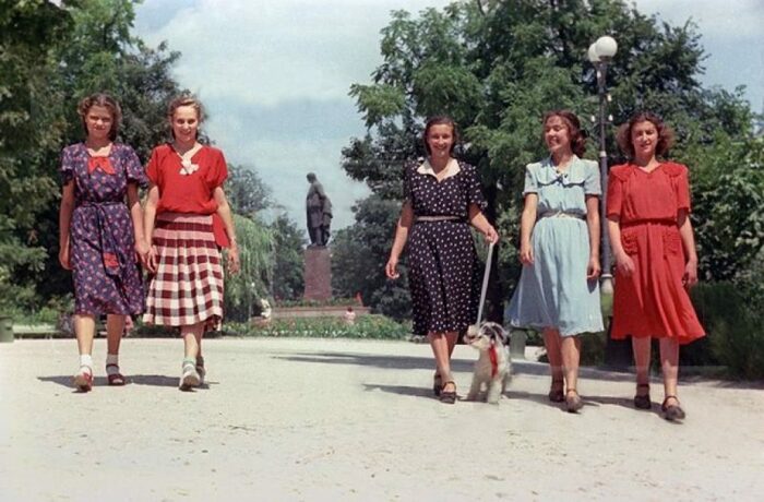 Платья советских женщин были скромными. /Фото: pichold.ru