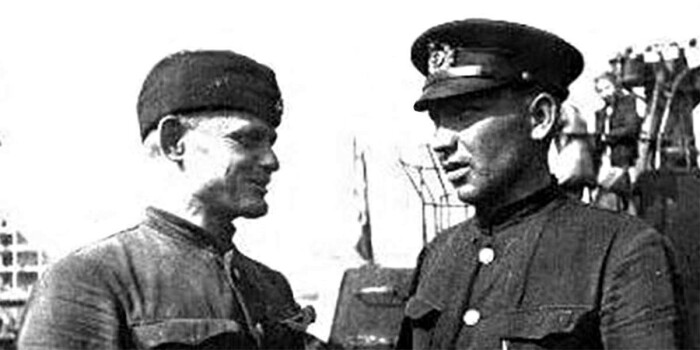 Старшина Пустовойтенко и командир подлодки Колтыпин. /Фото: e-news.su