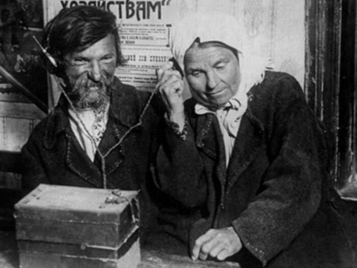 Советские граждане впервые слушают радио. /Фото: voronezh-news.net