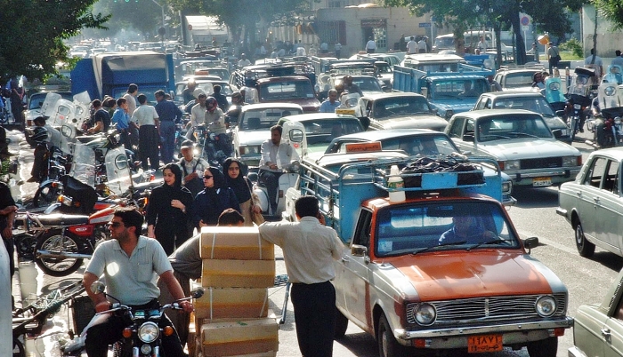 В Тегеране очень много машин, потому власти приняли закон об ограничении числа автомобилей, перемещающихся по городу одновременно. /Фото: zakhor-online.com