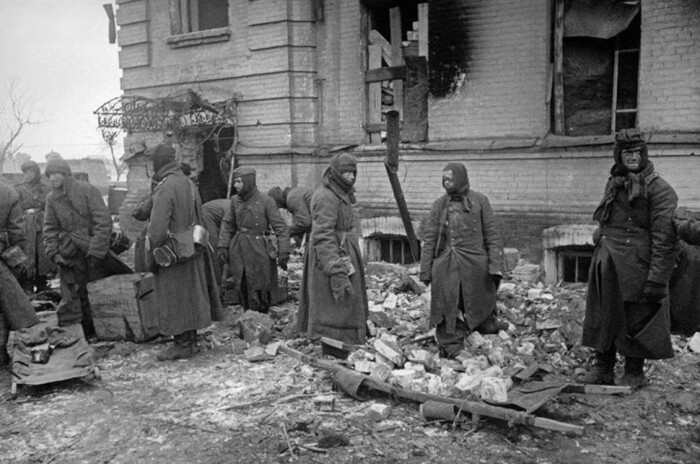 Пленные немцы были задействованы в постройке домов. /Фото: i.pinimg.com