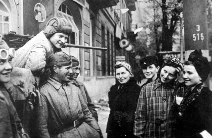 Война закончилась: красноармейцы и немки радушно беседуют на улице Берлина./Фото: realtribune.ru