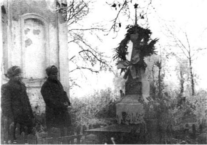 Сын генерала капитан Ефремов (слева) на могиле отца разу после освобождения района Вязьмы. Осень 1943 г./Фото: smolbattle.ru